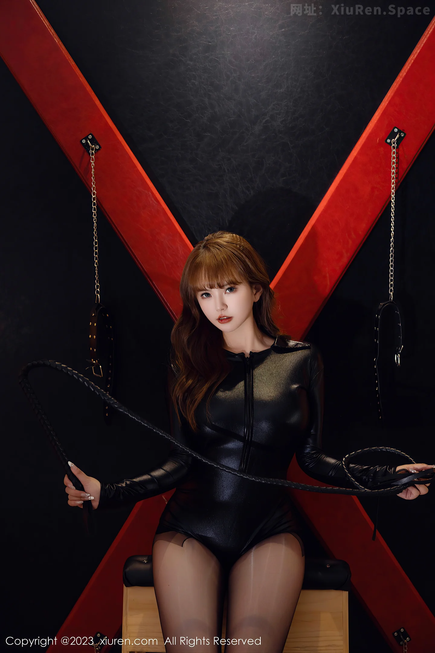 图片[3]-[XiuRen秀人网]2023.05.31 NO.6834 张思允Nice 黑色紧身漆皮连体衣加黑丝美腿性感私房写真集-秀人网官方网站